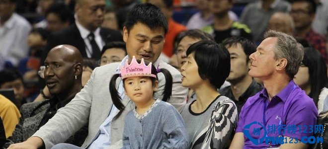 姚明携妻子女儿共同观战NBA中国赛