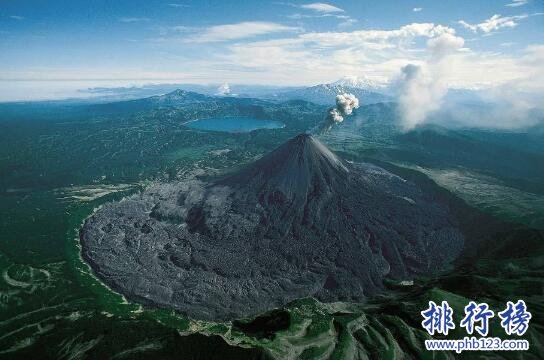 世界上最大的火山群，俄罗斯堪察加火山群（海拔最高4750m）