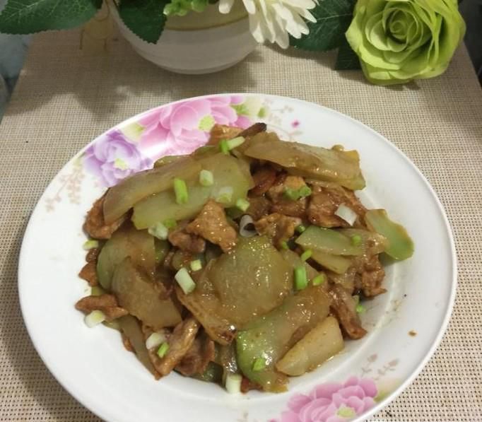 如何做菜头炒肉？