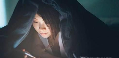 睡前玩手机会影响睡眠？